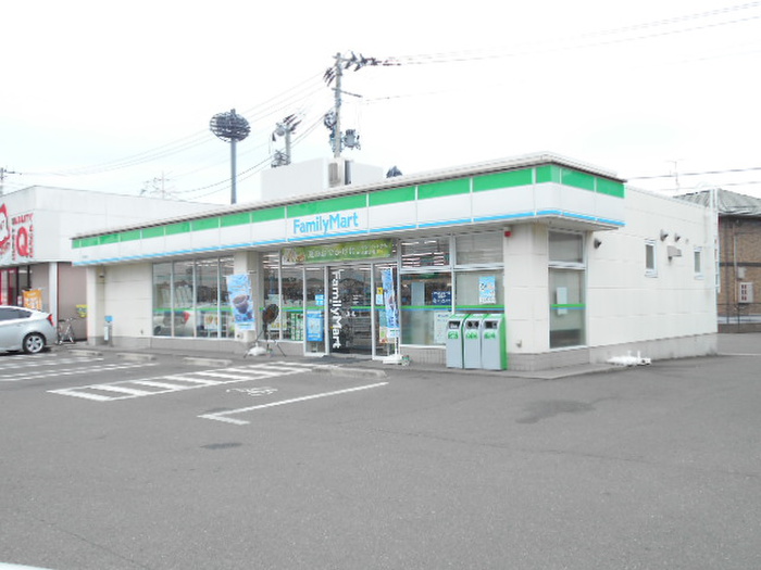 コンビニ　ファミリーマート新田東（コンビニ）まで450m