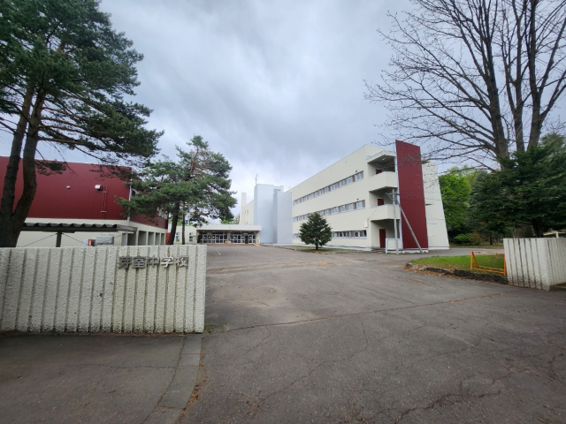 中学校　芽室町立芽室中学校（中学校）まで879m