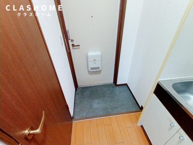 玄関　同物件の別部屋になります。