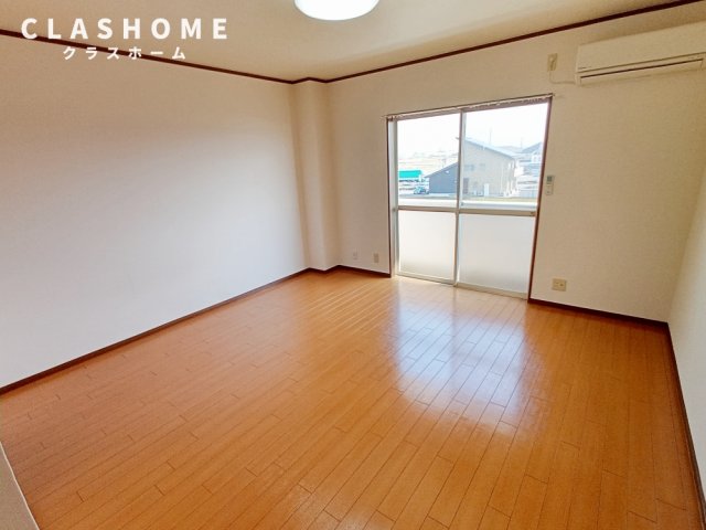 居室・リビング　同物件の別部屋になります。