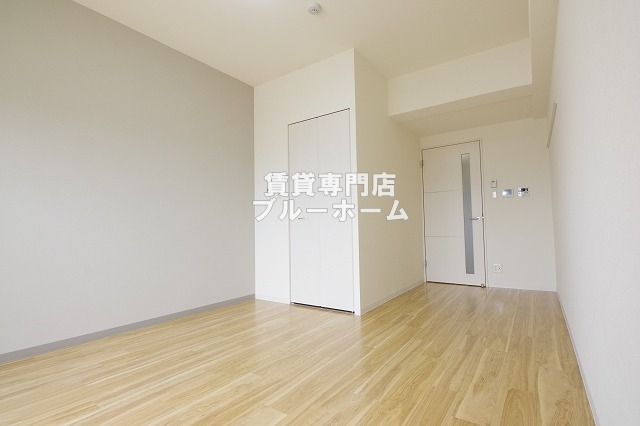 居室・リビング　9.3帖の広い洋室！