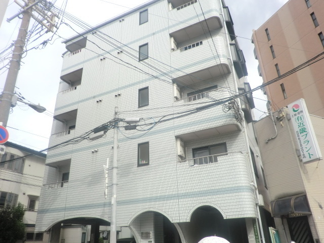 エントランス　白を基調にした外観です