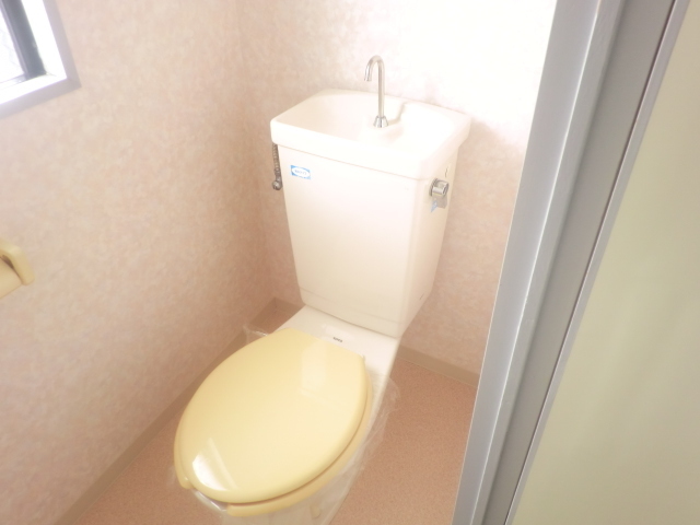 トイレ　洋式のトイレはゆとりがあります