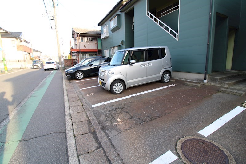 駐車場　前面道路でお車も停めやすいです。