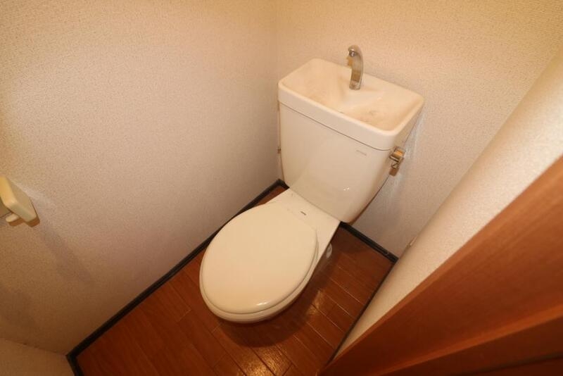 トイレ　室内洗濯機置場です。