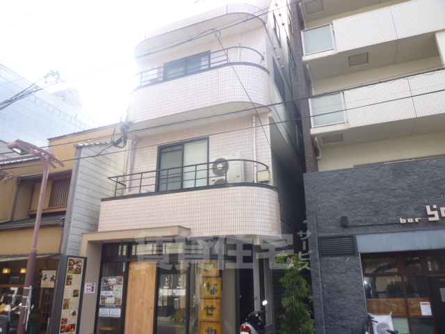 京都市山科区竹鼻竹ノ街道町のマンションの建物外観