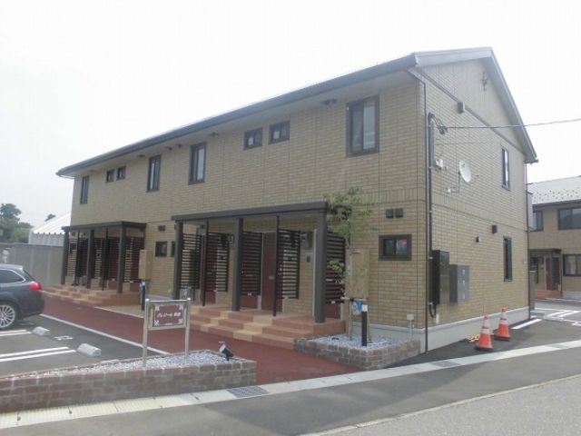富山市町新のアパートの建物外観