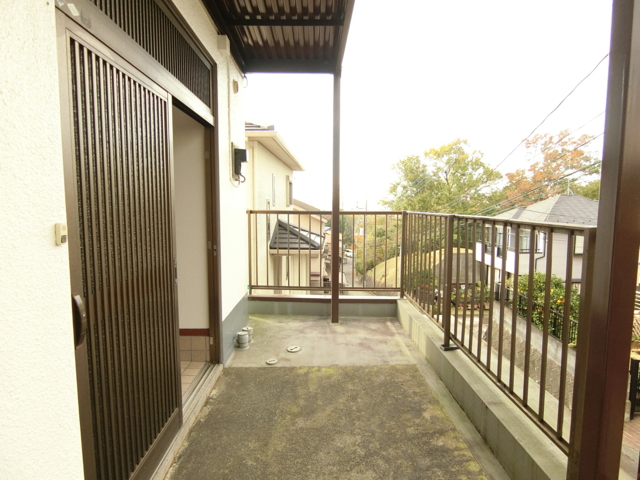 エントランス　玄関前に、自転車やスクーターなどが置けます