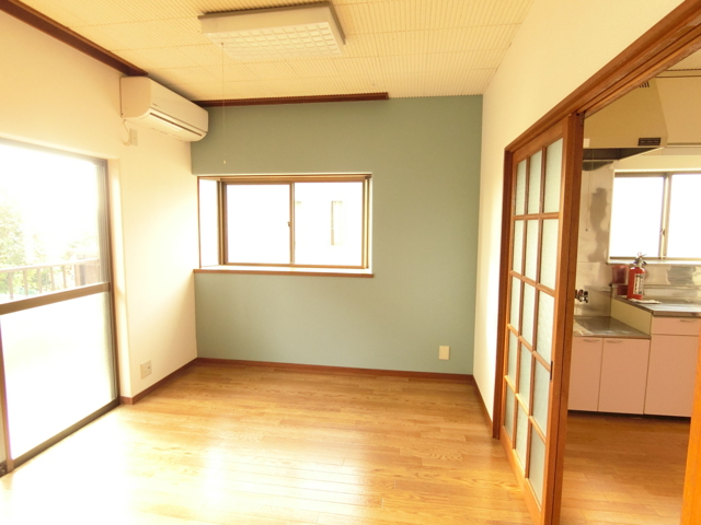 居室・リビング　青いアクセントクロスが印象的！