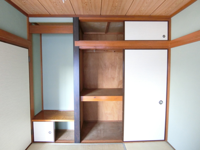 収納　和室には壁一面の収納があります