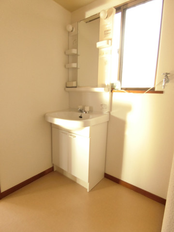 洗面設備　嬉しい独立洗面台付きの脱衣室です