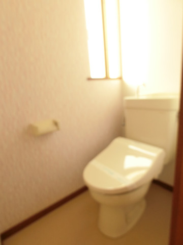 トイレ　窓のある明るいトイレです
