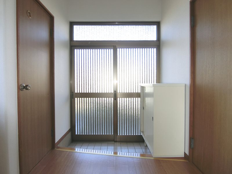 玄関　和の雰囲気の引き戸の玄関扉です