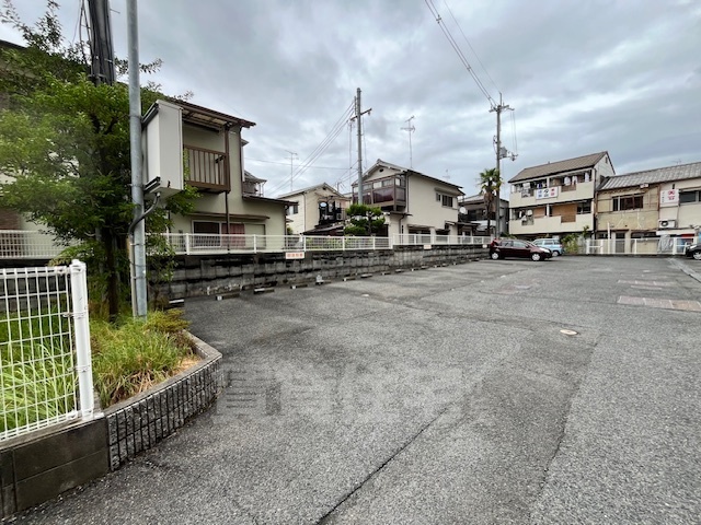 【城陽市富野のマンションの駐車場】