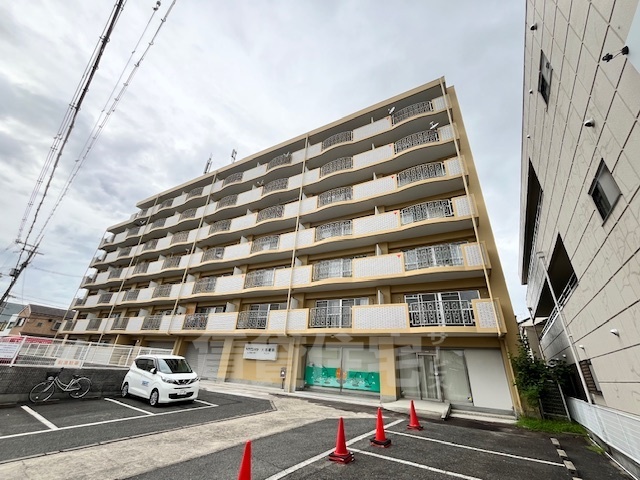 城陽市富野のマンションの建物外観