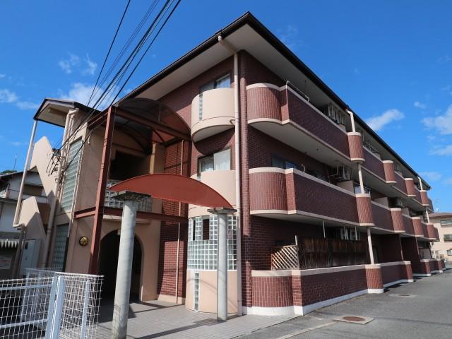 【生駒市小明町のマンションの建物外観】