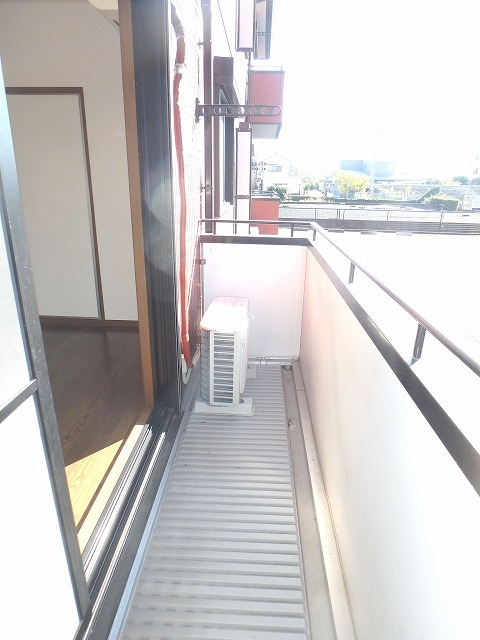 バルコニー　赤い壁が目を引きます！