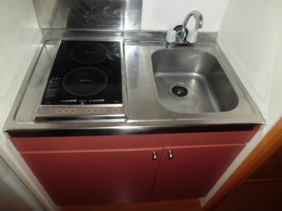 キッチン　掃除のしやすい電気コンロ付ミニキッチン。