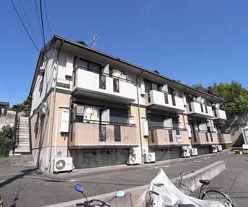 京都市伏見区深草大亀谷大谷町のアパートの建物外観