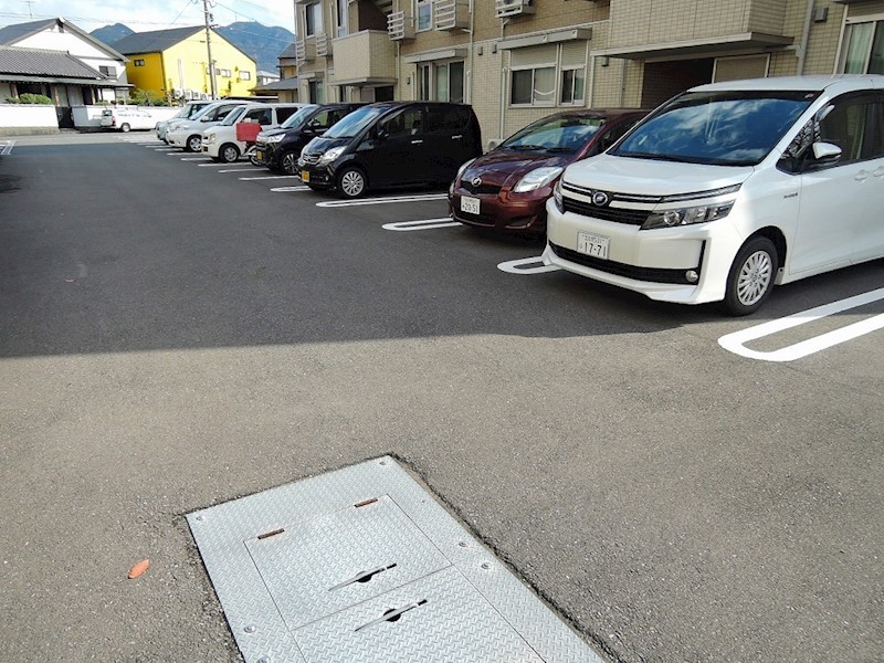 【北九州市八幡西区下上津役のアパートの駐車場】