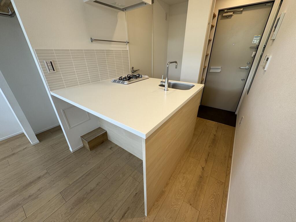 セキュリティ　テーブルとしても使える広いカウンター