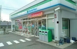 コンビニ　ファミリーマート（コンビニ）まで700m