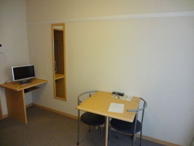 居室・リビング　ＴＶ・テーブルなどの家具も付いてます