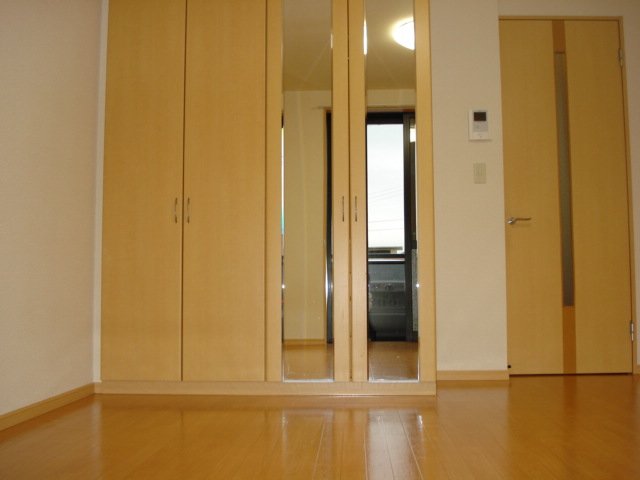 収納　鏡付クローゼット