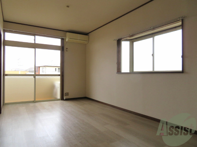 居室・リビング　リビングは広々しており家具の配置もしやすそう。