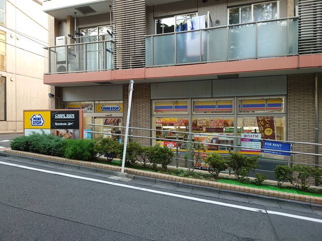 コンビニ　ミニストップ南青山4丁目店（コンビニ）まで962m