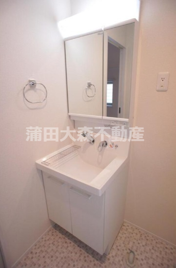 洗面設備　洗面脱衣所　2面鏡の独立洗面台　洗濯機置き場