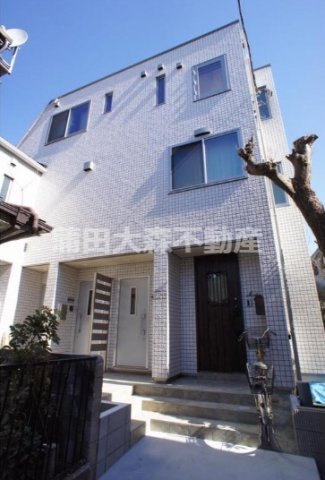 建物外観　2017年12月築　軽量鉄骨造地上3階建て総戸数4戸　東京都