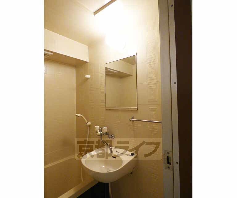 洗面設備　綺麗な洗面台です。