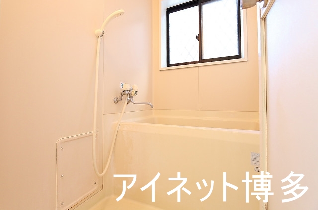 バス・シャワールーム　浴室に窓があり換気が楽ですよ