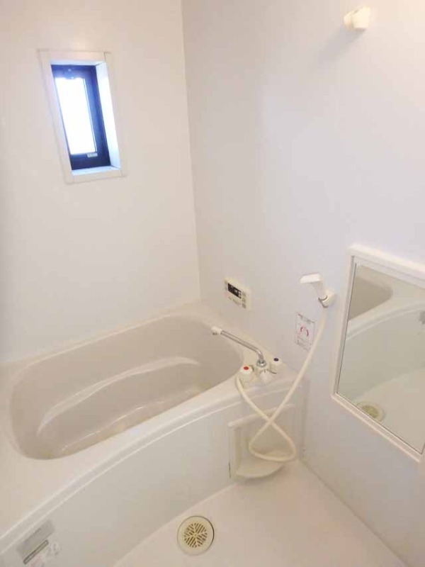 バス・シャワールーム　窓付きで換気しやすいですね！