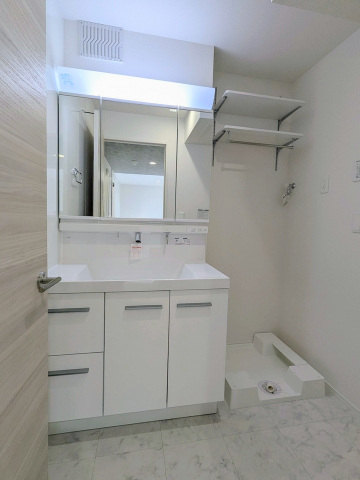 洗面設備　洗面化粧台と洗濯機置き場