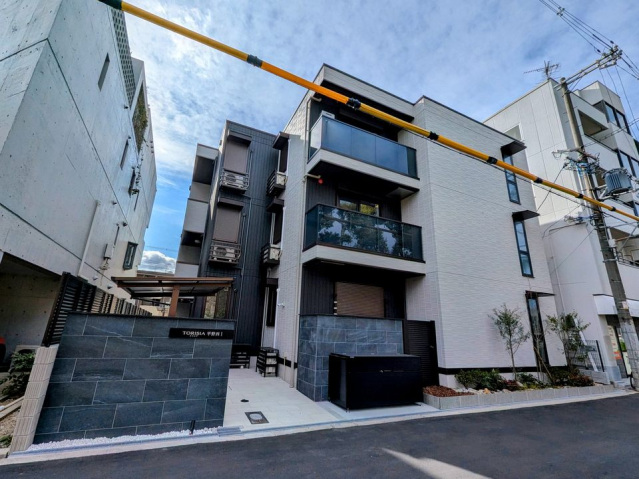 建物外観　目の前平野西公園