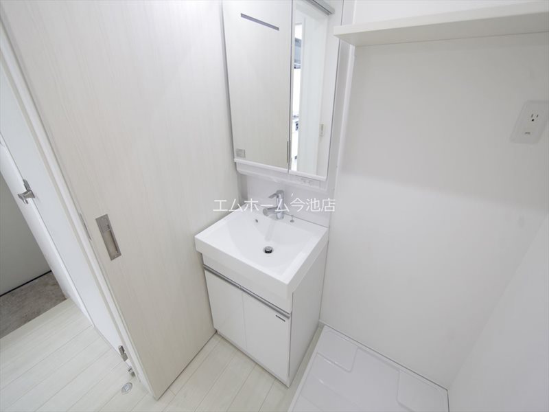 バス・シャワールーム　脱衣所　独立洗面台（シャンプードレッサー付）