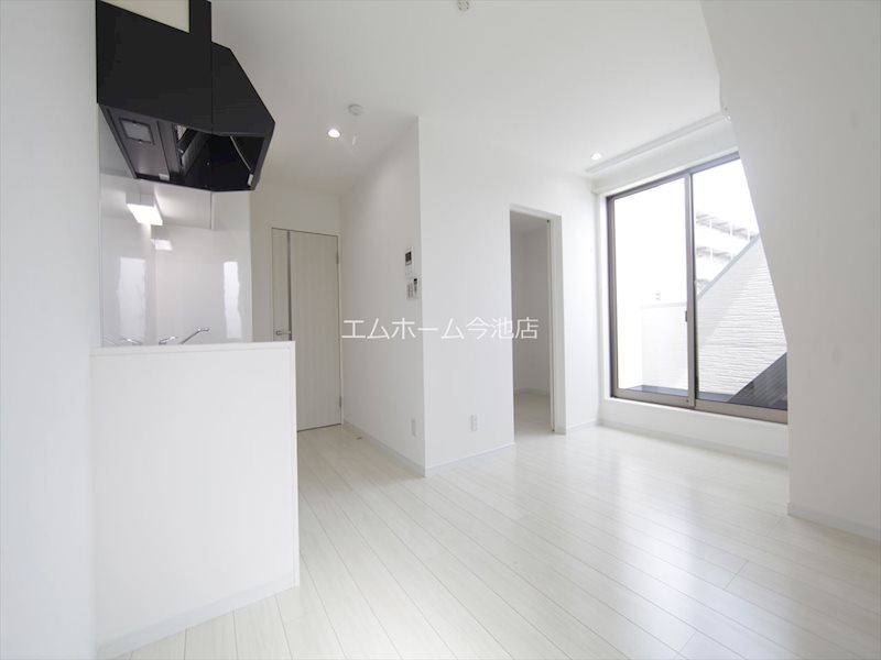 居室・リビング　LDK8.7帖　エアコン付　バルコニーに面しています