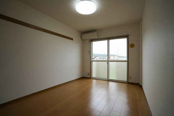 居室・リビング　同じ建物の別なお部屋