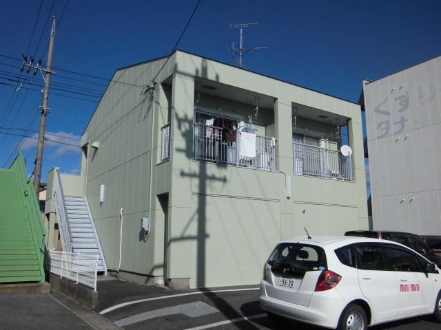 建物外観　１階が店舗で下が気になりにくいですね。