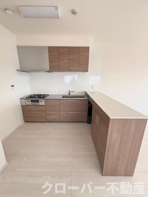 キッチン　３口コンロ