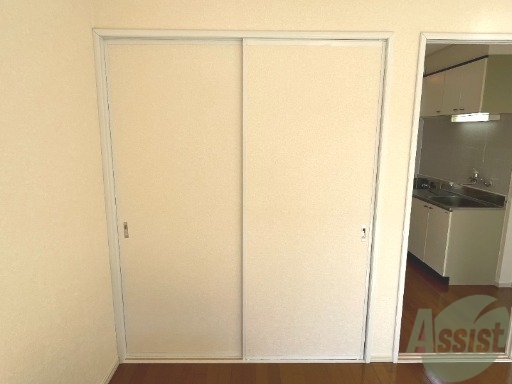 収納　収納はこちらのクローゼットをお使いください。