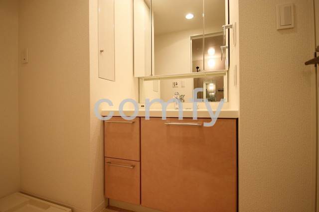 洗面設備　清潔感のあるパウダールーム