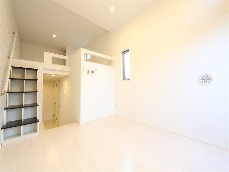 居室・リビング　洋室6.2帖　ロフト5.8帖（収納・寝室使えます）同型写真