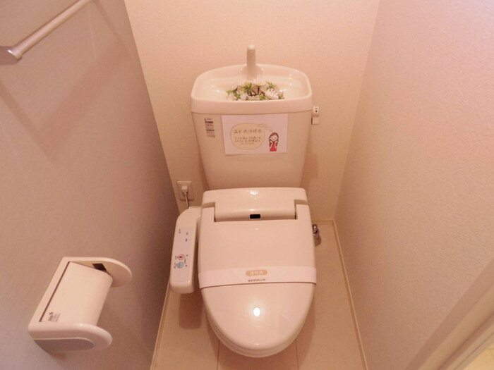 トイレ　もちろん温水洗浄暖房便座です（デザインクロス仕様）