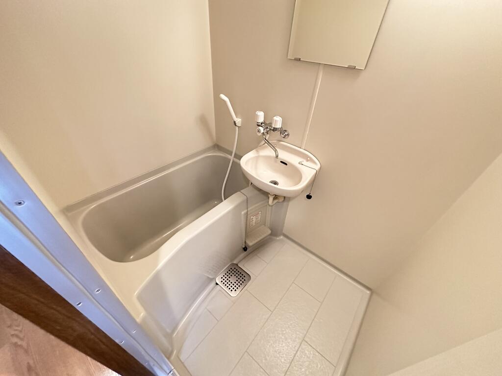 バス・シャワールーム　モデル写真