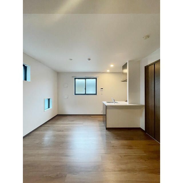 居室・リビング　■エアコン■24時間換気システム■ダウンライト■２面採光