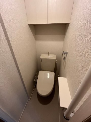 トイレ　落ち着いた色調のトイレです