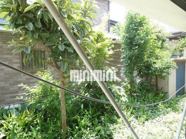 居室・リビング　人目が気にならない明るいお庭